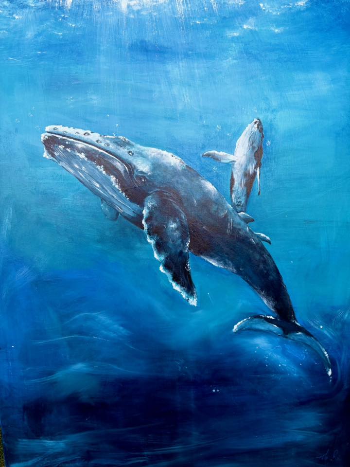 Huile sur toile — une baleine à bosse et son petit nagent dans des bleus profonds, traversés de rais de lumière depuis la surface.