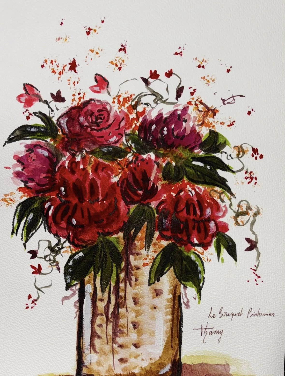 Bouquet de roses et pivoines rouges et carmin dans un vase rayé beige et marron, feuilles vertes, signée Tamy.