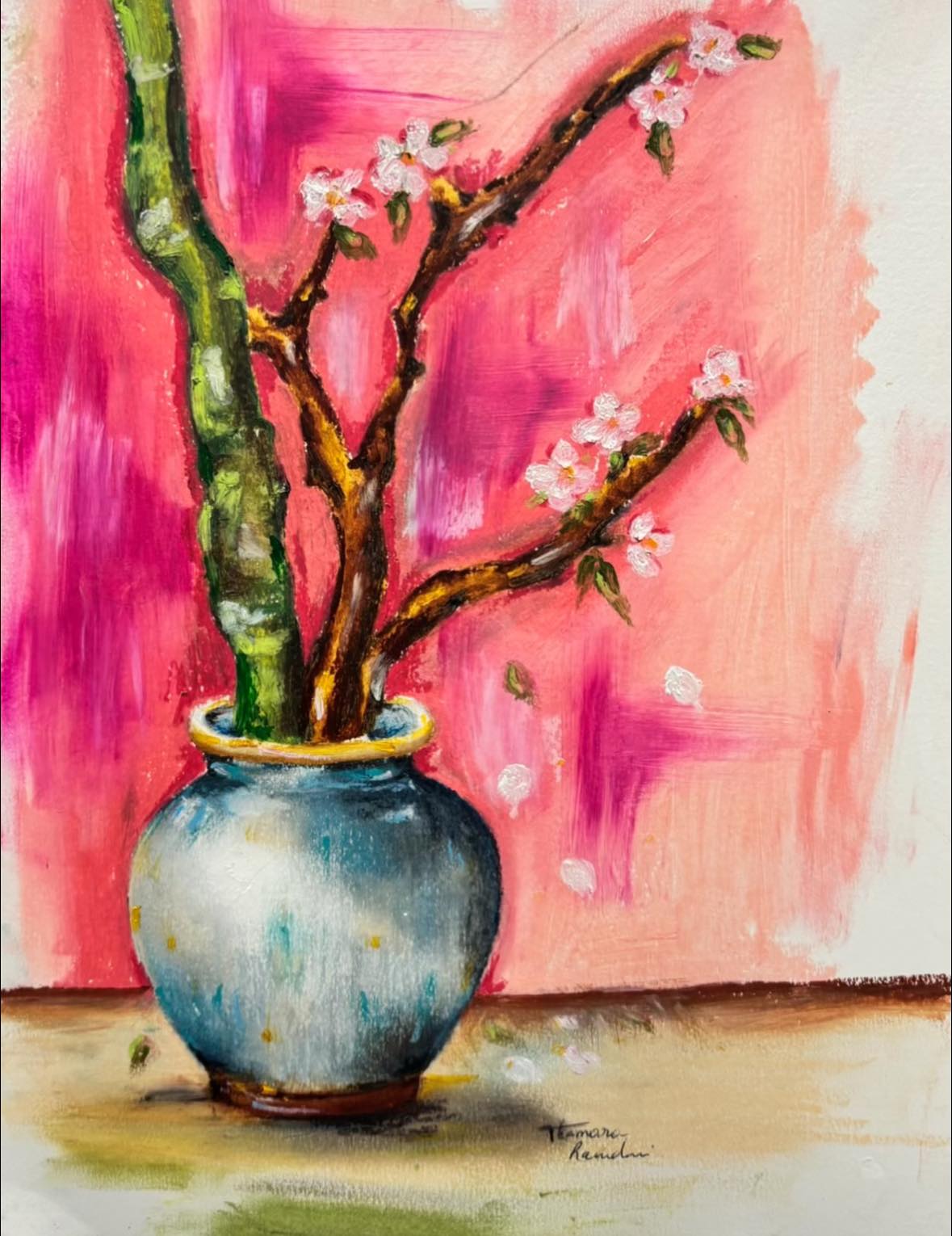 Huile — un vase bleu-gris pommelé contenant des branches de cerisier en fleurs blanches et roses, devant un fond rose strié de magenta.