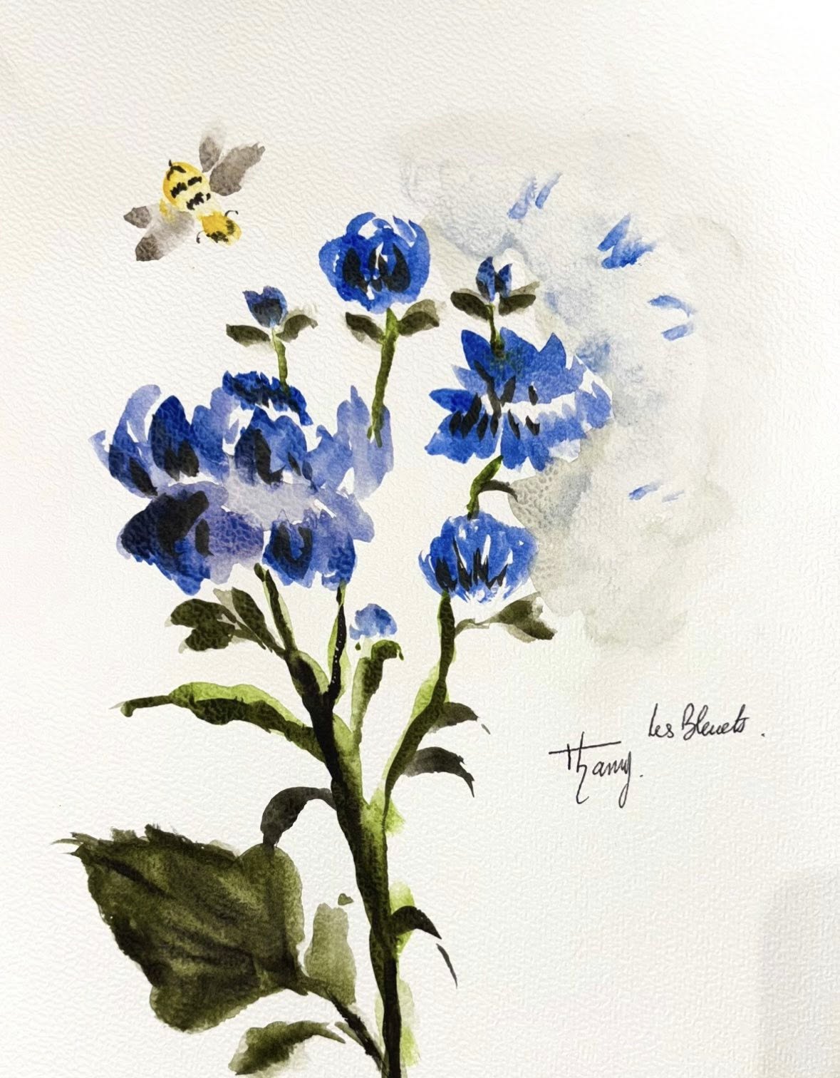 Aquarelle — bleuets vifs sur tige verte, une abeille jaune en vol haut à gauche, signée Tamy.